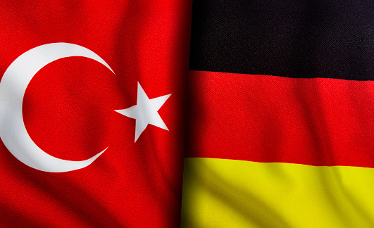 ALMAN TÜRK BAYRAĞI YAN YANA